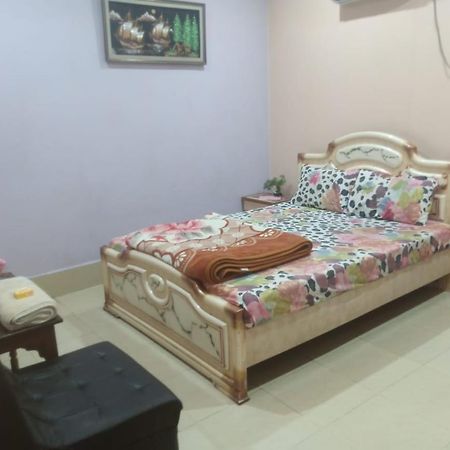 Palm Valley Hotel Sukkur Bagian luar foto